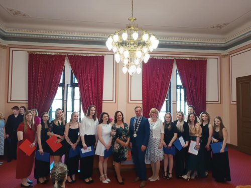 Třídy H4 a P2 Hotelové školy Frenštát p. R. převzaly maturitní vysvědčení